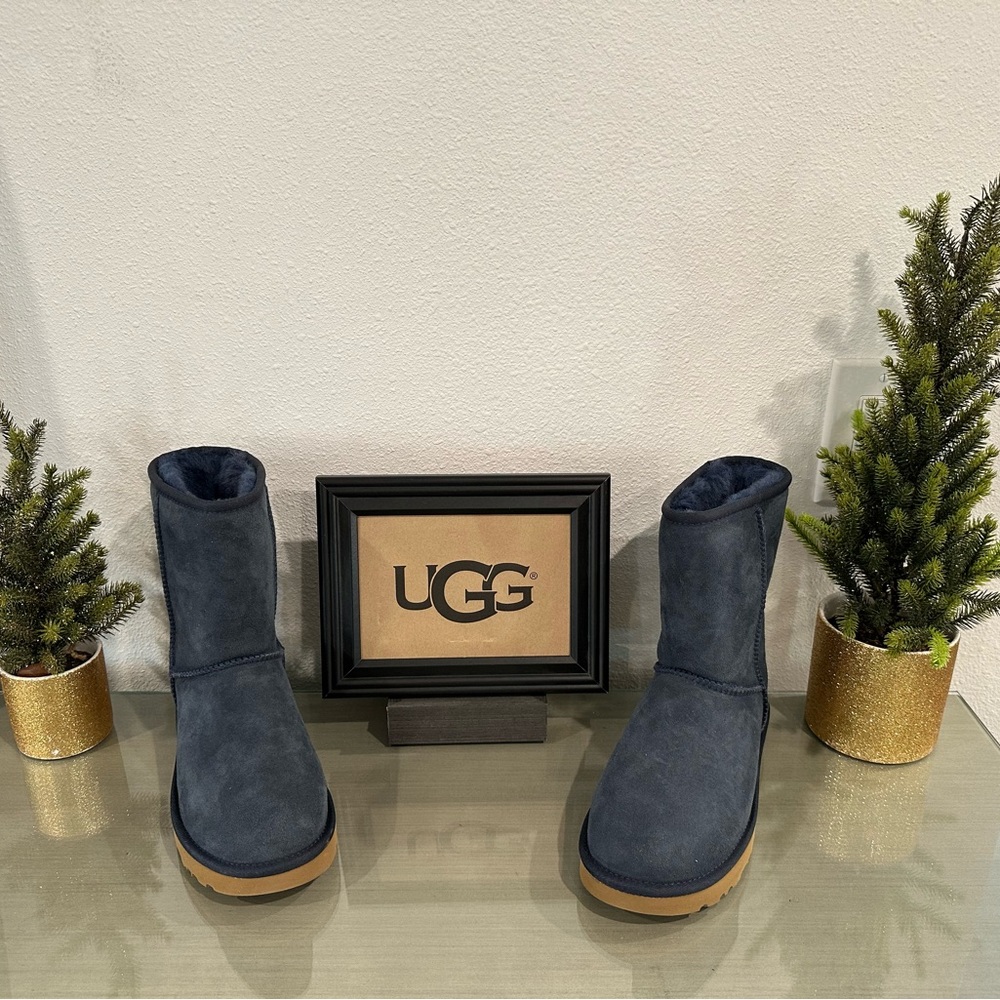 New: Women’s Classic Short Navy Boots Size:9